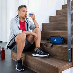 Jeune-homme-inhalant-avec-le-VELOX