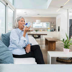 Vieille-dame-inhalant-avec-le-VELOX